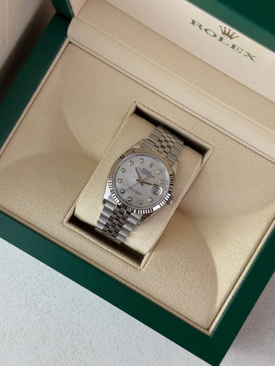 Rolex Datejust с перламутровым циферблатом: классика, которая играет на свету